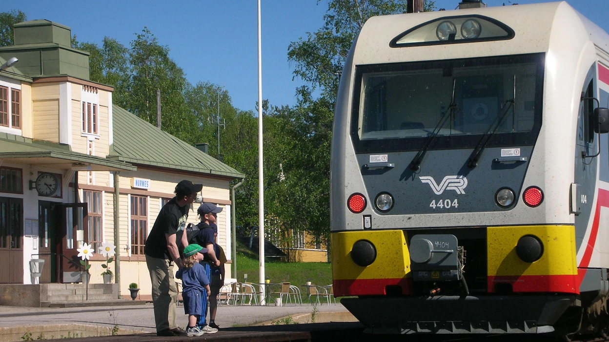Kiskobussi Nurmeksen asemalla vuonna 2008. Dm12-kiskobussit otettiin kaupalliseen käyttöön vuonna 2005. Dv12-vetureita ja ns. sinisiä vaunuja käytettiin kuitenkin kiskobussien rinnalla vielä useita vuosia.