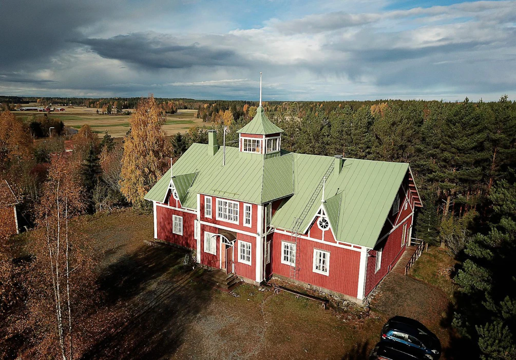 Entisöinnistä palkittu Mäenpään työväentalo seisoo korkealla mäellä Punkalaitumen taajaman länsipäässä.