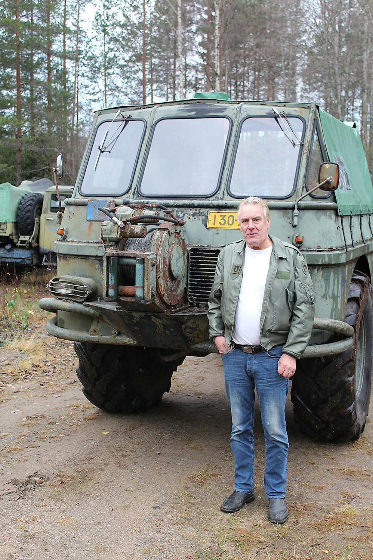 Terroja esitteli ja antoi koeajettavaksi maankuulu sotilasajoneuvoharrastaja Ari Heikkilä Rautalammilta. Kahden armeija- ja yhden siviili-Terran lisäksi laajaan arsenaaliin kuuluvat muun muassa Proto-Sisujen kaikki versiot, raskaan sarjan MAZ 537G-lavetti, Valmet 1502, ATS 59-tykinvetäjä ja MT-LB "Ällitälli"-kuljetuspanssarivaunu, joihin palaamme myöhemmin. Kokoelma alkoi karttua 1980-luvulla, ja Antti tunnustaa, että ettei hän muista useampaan paikkaan hajasijoitettujen koneidensa tarkkaa lukumäärää.