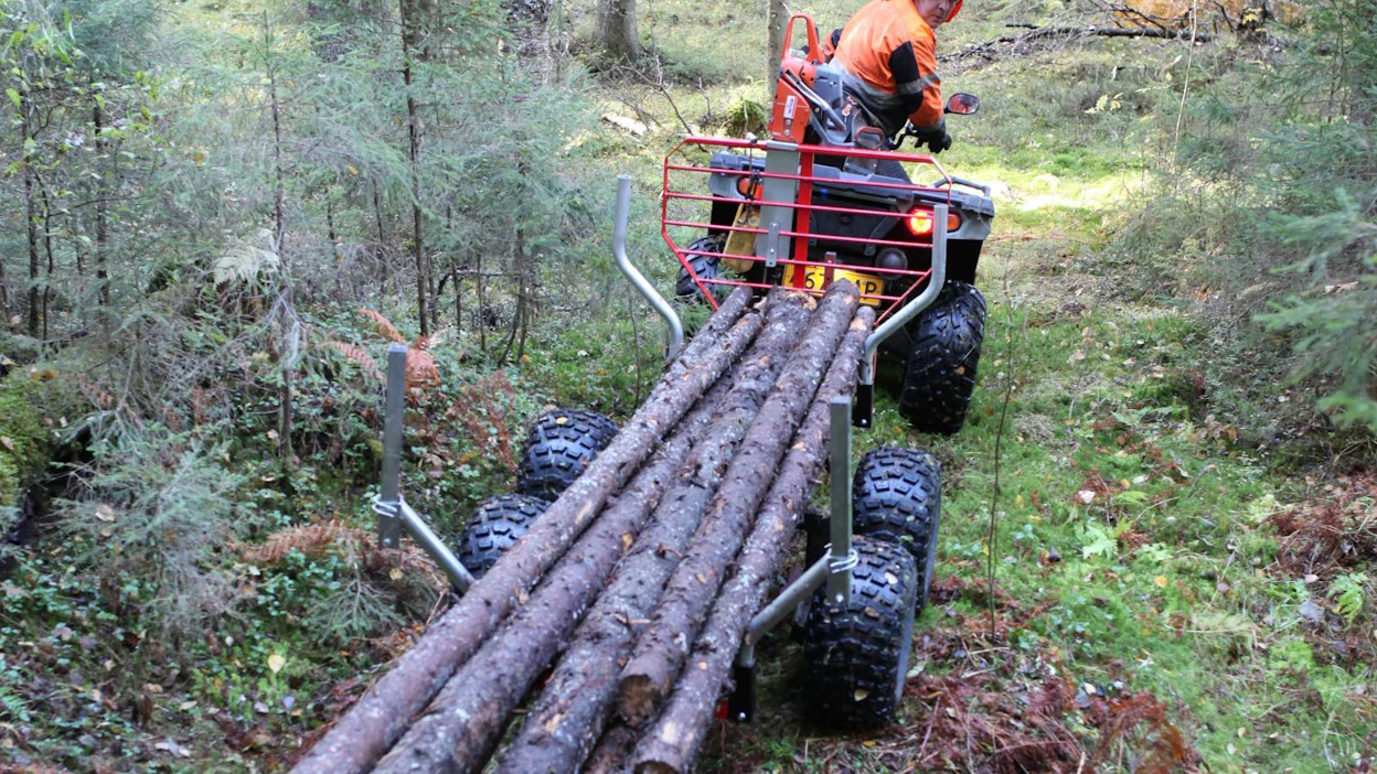 ”Mönkijällä metsässä ajaminen, varsinkin kuorma perässä, perustuu vauhdin ylläpitämiseen”, Henrik Tuomiharju kirjoittaa.