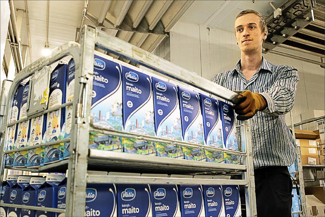 Valio korottaa loppuviikolla maidon hintaa. Sen kilpailijat odottavat vielä toistensa ja kauppaketjujen toimia. Roope Vuorenlehto siirtää rullakkoa K-Supermarket Kampin varastossa Helsingissä. Kari Salonen