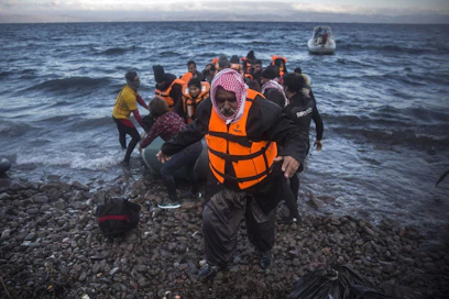 Irakilaisia pakolaisia rantautui kreikkalaiselle Lesboksen saarelle perjantaina 18. joulukuuta. Eurooppalainen vapaan liikkumisen Schengen-sopimus ja turvapaikanhakijoista säätävä Dublinin-sopimus horjuvat siirtolaistulvan vuoksi.