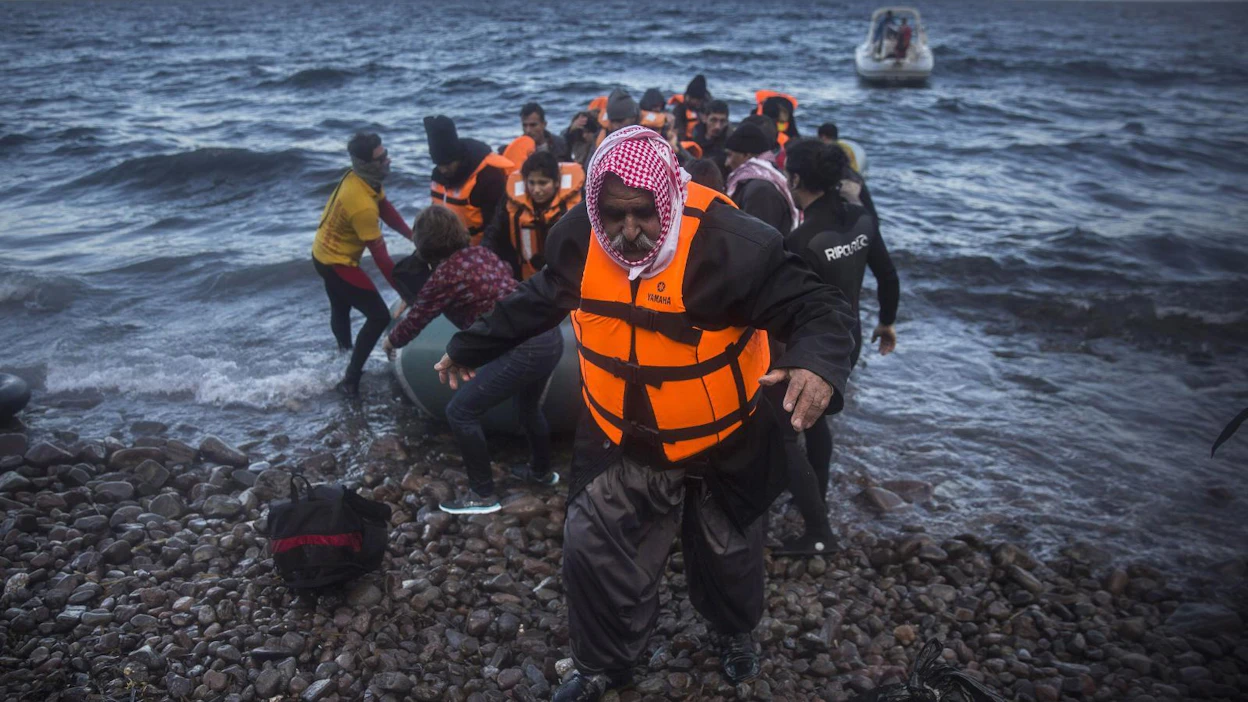 Irakilaisia pakolaisia rantautui kreikkalaiselle Lesboksen saarelle perjantaina 18. joulukuuta. Eurooppalainen vapaan liikkumisen Schengen-sopimus ja turvapaikanhakijoista säätävä Dublinin-sopimus horjuvat siirtolaistulvan vuoksi.