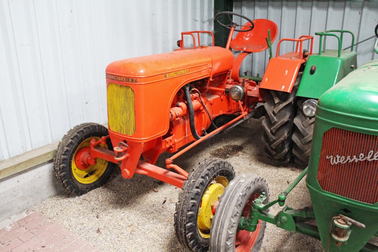 Wesseler-traktoria tehtiin Länsi-Saksan luoteisosassa Kümperissa vuosina 1938–66. Moottorina oli koko historian ajan neste- tai ilmajäähdytteinen MWM, vaihteistona paria poikkeusta lukuun ottamatta ZF.  Viimeiseen vuonna 1960 esiteltyyn mallistoon kuului 8 traktoria teholuokissa 12–48 hv. Wesseleriä vietiin myös muilla merkeillä, Hollantiin ja Belgiaan myydyt traktorit olivat oransseja, merkkinä Feldmeister (peltomestari). (Sonsbeck)