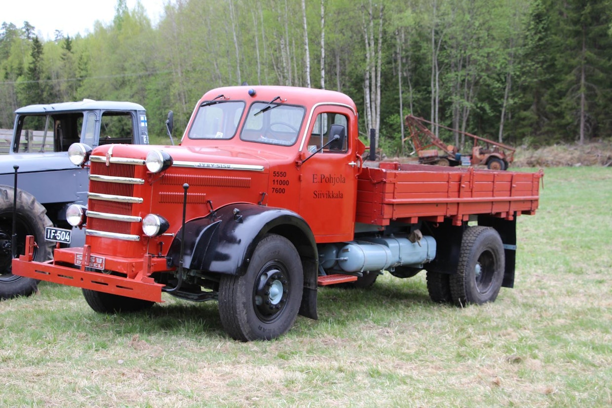 Jyry-Sisu K33 oli 50-luvun puolivälissä tehokkaimpia kuorma-autoja, 11 tonnin kokonaispainolle vauhdin takasi 152-hevosvoimainen Leylandin kuutosdiesel, tilavuudeltaan 11,1 litraa. Enimmät tuon ajan Jyryt ostettiin ”Tievaltiolle”, tämäkin hienosti entisöity yksilö on aloittanut uransa Hämeen tiemestaripiirin Oriveden tukikohdassa vuonna 1956, mistä se siirtyi 10 vuotta myöhemmin Kurun metsäoppilaitokselle. (KK)