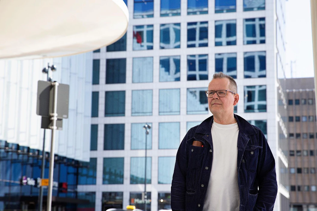 Kari Hotakaisen uudessa Tarina-romaanissa Helsingin Triplan kaltaiset jättimäiset kauppakeskukset ovat menneet konkurssiin. Maaseutu on muutettu virkistysalueeksi ja Kaupungeissa ylijäämäväestö sullotaan asumaan tyhjentyneisiin kauppakeskuksiin.