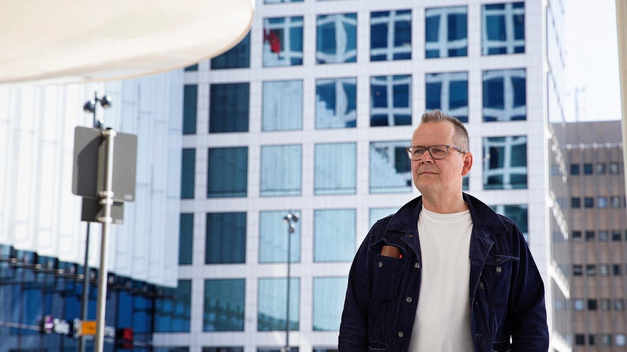 Kari Hotakaisen uudessa Tarina-romaanissa Helsingin Triplan kaltaiset jättimäiset kauppakeskukset ovat menneet konkurssiin. Maaseutu on muutettu virkistysalueeksi ja Kaupungeissa ylijäämäväestö sullotaan asumaan tyhjentyneisiin kauppakeskuksiin.