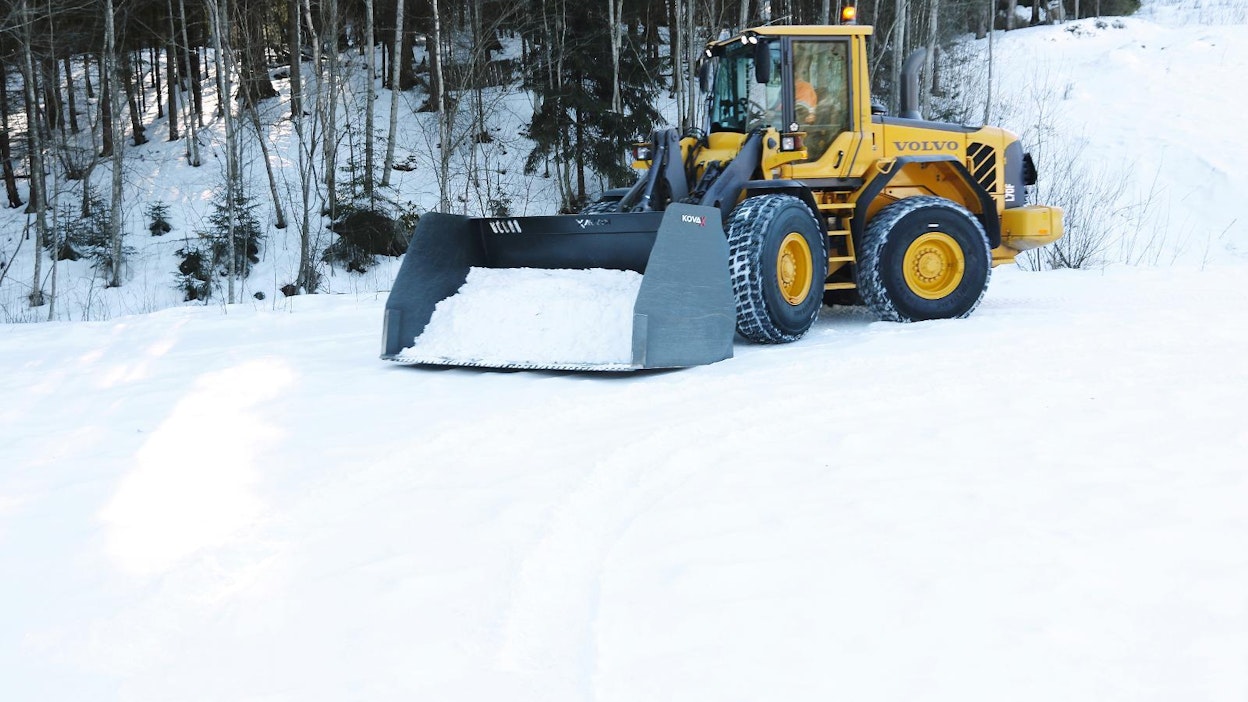 Kauhaa käytetään pitämällä huulilevy hieman ilmassa ja antamalla kauhan takaterän kerätä lumen kauhaan.
