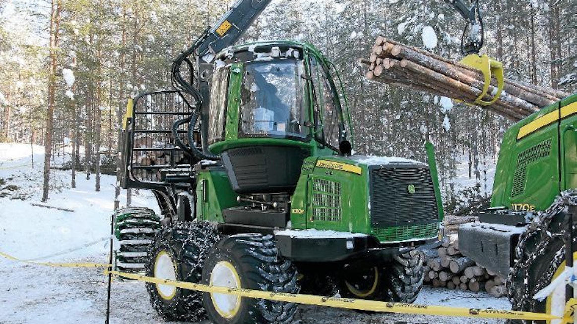 Tuskinpa kukaan metsänomistaja kiristelee hampaitaan metsässä, vaikka JD 1010E onkin Deeren ”ainoaa oikeaa” ensiharvennusten ajokonetta JD 810E:ä aavistuksen suurempi. 8-pyöräisen pintapaineet ovat matalat, ja kääntyvässä ohjaamossa pystyy tarkkaan kuormaintyöskentelyyn jäävien puitten välistä.
