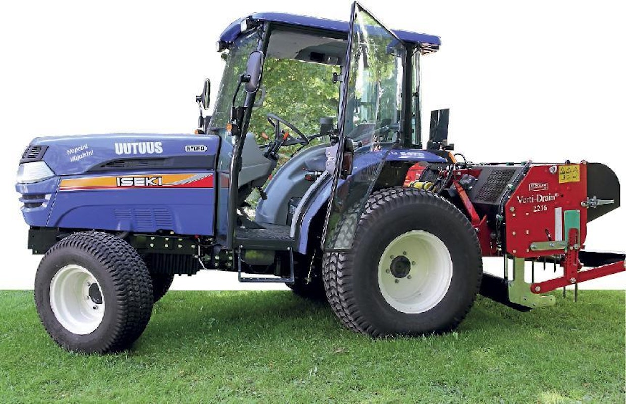 Iseki TG 5475:ssä on nyt EU-päästötason 3A alittava moottori. Litratilavuus ja nimellisteho sekä muut tekniset arvot ovat samat kuin 5470:ssä: 2,2 l ja 37,2 kW. Uutta on, että kahden ajopolkimen sijaan polkimia on vain yksi. Ajo eteen tai taakse valitaan ohjauspylvääseen sijoitetulla suunnanvaihtimella. J-Trading Oy. (PJ)