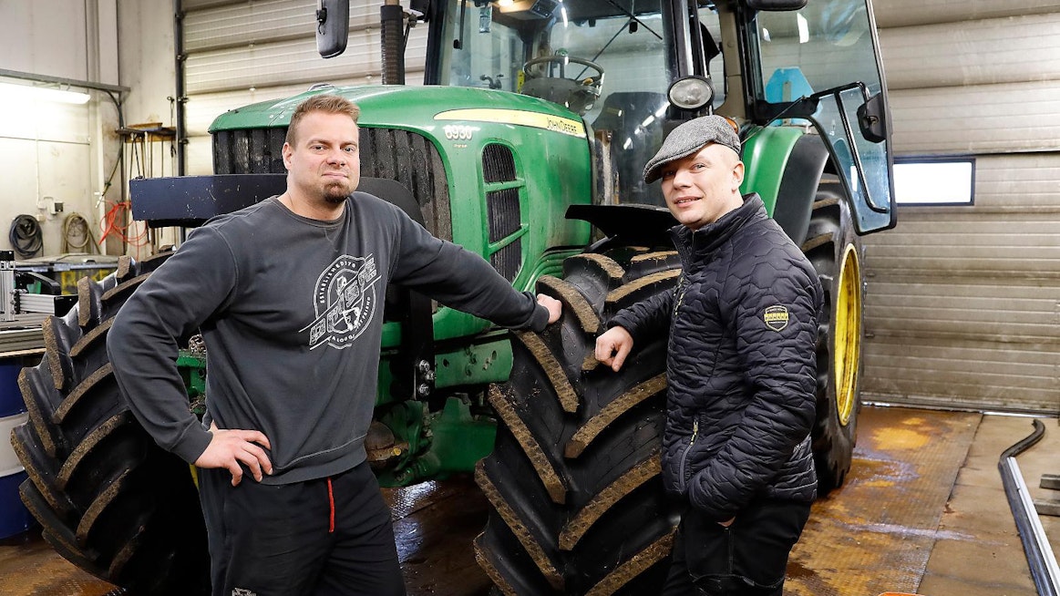 Kalle Toivanen (vas.) ja Joni Lötjönen luotsaavat yhdessä AM-Asennus Oy:tä Savonlinnan Punkaharjulla.