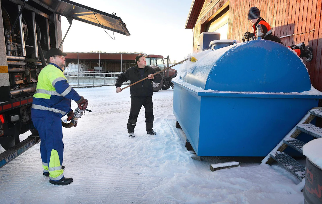 Kennet Granbacka tilasi maatalousyhtymälle 7 000 litraa polttoöljyä ennen vuoden vaihteen veronkorotuksia. Asplund Oy:n Henri Mäkelä (vas.) toi öljyn Teerijärvelle keskiviikkona. Tankin syöttölaitteita puhdistaa Daniel Granbacka.