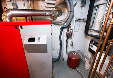 Lämmitysremonttiavustuksella kiritetään öljykattiloiden vaihtamista uusiutuvaan energiaan kuntien omistamissa rakennuksissa.