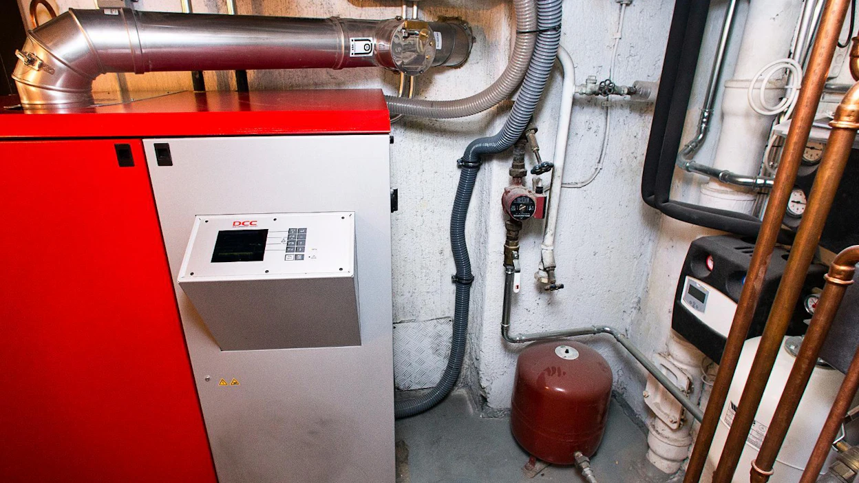 Lämmitysremonttiavustuksella kiritetään öljykattiloiden vaihtamista uusiutuvaan energiaan kuntien omistamissa rakennuksissa.