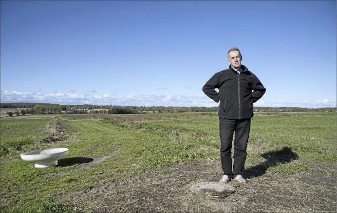 Kurikkalainen Kari Yli-Nikkola ei halua liittyä vesiosuuskunnan viemäriverkkoon, sillä pitää kustannuksia kohtuuttomina. Timo Aalto