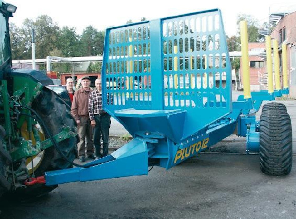 Koneplaneetan insinöörit ovat havainneet teknisen kehityksen jämähtäneen paikalleen monissa arkisissa työkoneissa. Suunnittelun tavoitteena on säilyttää käyttökelpoiset rakenteet, mutta luoda uusilla moduuleilla lisäominaisuuksia koneiden ja laitteiden käytön tehostamiseksi. Koneinsinöörit vasemmalta oikealle: Jukka Oksman, Raimo Partanen ja Markku Mönkkönen.