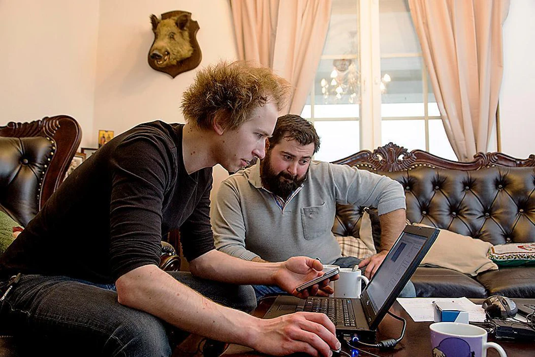 Kirkkonummella asuvalla pientuottajalla Christos Granqvistilla (oik.) ei ollut ennen Pro Localista kokemusta start up -yrityksistä tai mobiilisovellusten kehittämisestä. Koodauksista on vastannut Reko Mäenpää Vidasoft Oy:stä.