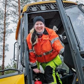 Anastasija Raudive nauttii työstään metsässä. Hän on ajanut kuormatraktoria viime syksystä ja pääsee pian monitoimikoneen kuljettajaksi.