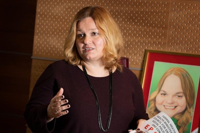 Perhe- ja peruspalveluministeri Krista Kiuru (sd.) ei pidä ulkomaalaisen työvoiman rekrytointia nopeana eikä tehokkaana toimenpiteenä hoitajapulaan. Jo yksistään kielitaitovaatimusten täyttäminen vie aikaa.