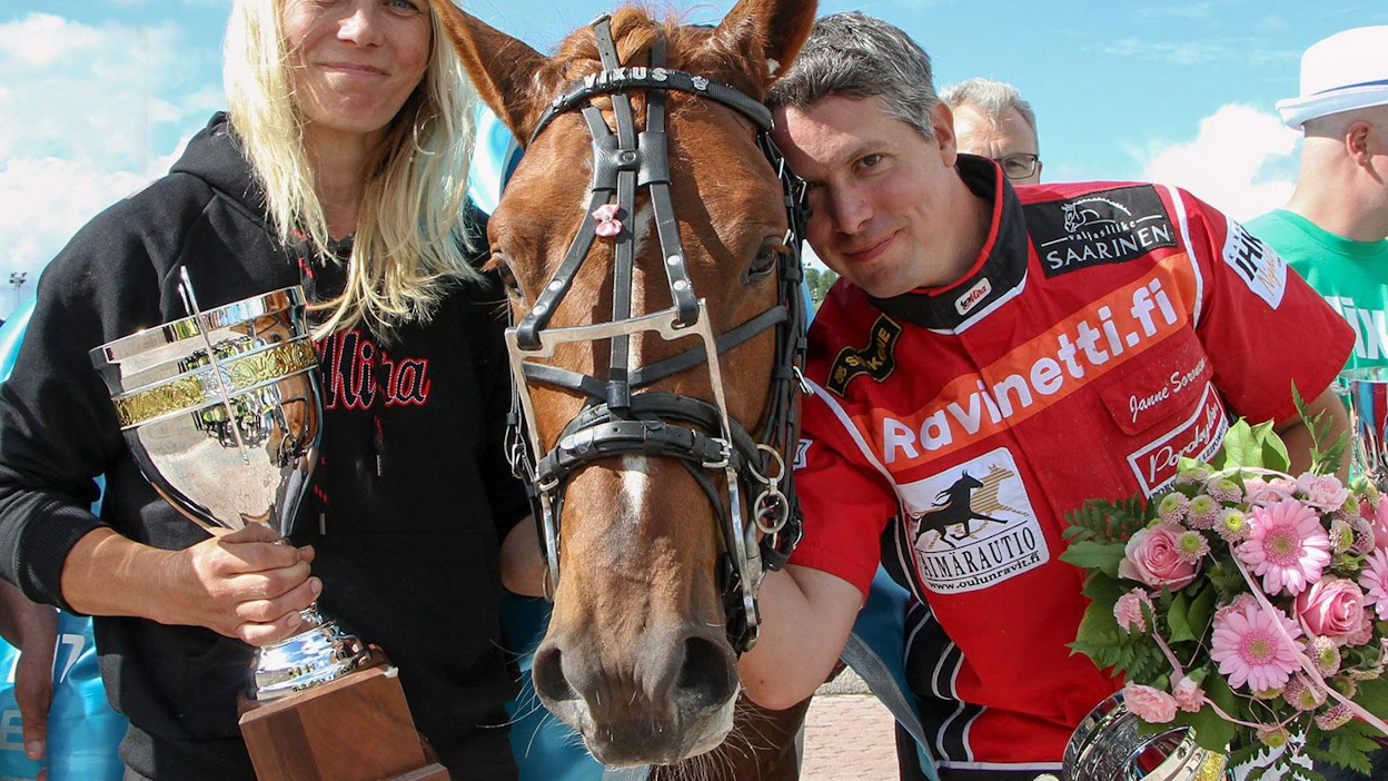 Katja Melkko ja Janne Soronen ovat juhlineet tänä vuonna monta kertaa Vixuksen kanssa. Kuvassa nelivuotislahjakkuus juhlittuna sankarina Vermon Kuninkuusraveissa. Kuva: Anu Leppänen