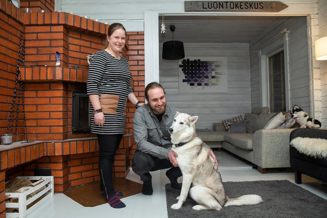 Rautjärven Torsansalossa asuvat Sini Honkanen ja Juho Seppälä kasvattavat siperianhuskyja. Taloa lämmitetään puulla ja ilmalämpöpumpulla. Käytettynä hankittu luontokeskus-kyltti osoittaa Sarajärvelle.