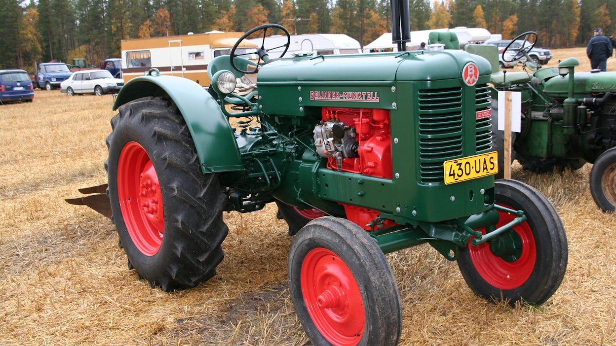 Bolinder-Munktell BM36 oli aikansa parhaita traktoreita, ja se olisi soveltunut suomalaiseen maa- ja etenkin metsätalouteen ehkä paremmin kuin yksikään muu malli, mutta SMK ei kruunujen puutteessa saanut tuotua kuin yhden kokeilukappaleen. Lisenssivirastolle annetun asiantuntijalausunnon mukaan BM36:n tuonti ei ollut tarkoituksenmukainen, koska puolta halvempi diesel-Major oli ominaisuuksiltaan täysin sitä vastaava.