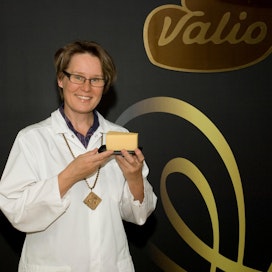 Anja Pölönen on työskennellyt juustojen parissa Valiolla 1980-luvulta lähtien.