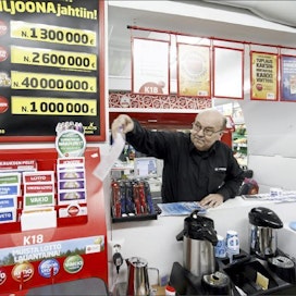1 1. Pentti Kaulamo myi kyläkaupassaan maanantaina kahvia ja veikkauksia.