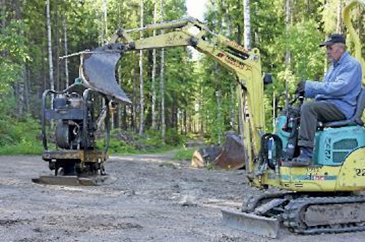 Noin 200 kilon tärylätkä ei korkeasta yläkaaresta kiinnitettynä pelkällä nostolla kohonnut, mutta nousi kaivupuomin avustuksella helposti. Sivulle raskaampaa taakkaa ei kannata kääntää, sillä kone nyökkää välittömästi.