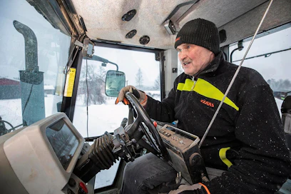 Antti Seppälä Siilinjärveltä kuuntelee radiota traktorin kopissa monesti useamman tunnin päivässä. Hän moittii Yle Radio Suomen musiikki­tarjontaa yksipuoliseksi.