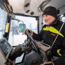 Antti Seppälä Siilinjärveltä kuuntelee radiota traktorin kopissa monesti useamman tunnin päivässä. Hän moittii Yle Radio Suomen musiikki­tarjontaa yksipuoliseksi.