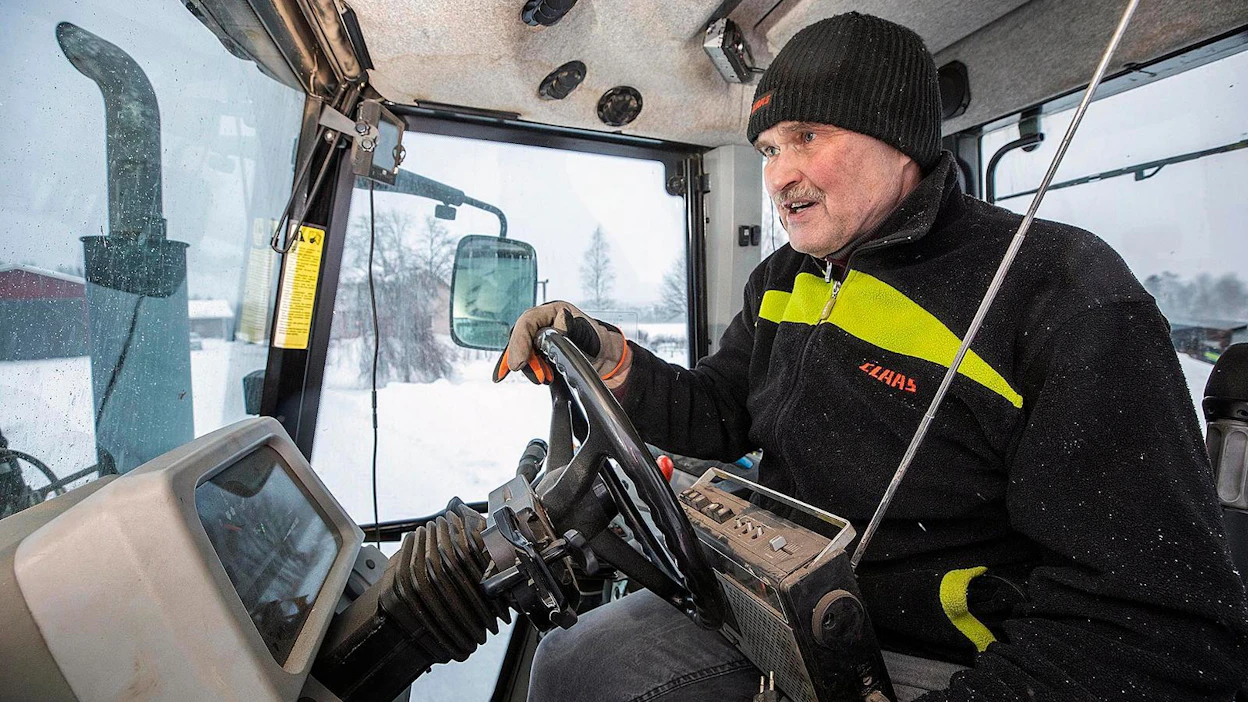 Antti Seppälä Siilinjärveltä kuuntelee radiota traktorin kopissa monesti useamman tunnin päivässä. Hän moittii Yle Radio Suomen musiikkitarjontaa yksipuoliseksi.