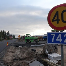 Kantatie 7421 eli Pyhälahdentie kulkee Keitele Timberin Alajärven-sahan vierestä. Risteysalueen turvallisuutta on tänä kesänä parannettu rakentamalla muun muassa kevyen liikenteen väyliä.