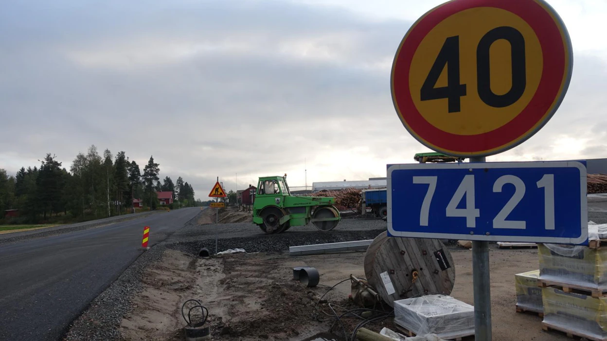 Kantatie 7421 eli Pyhälahdentie kulkee Keitele Timberin Alajärven-sahan vierestä. Risteysalueen turvallisuutta on tänä kesänä parannettu rakentamalla muun muassa kevyen liikenteen väyliä.