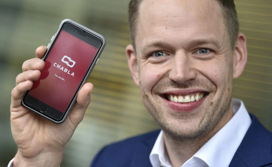 Rap-artisti Signmark eli Marko Vuorenheimo loi matkapuhelinsovelluksen eli mobiiliapplikaation kuurojen elämää helpottamaan.