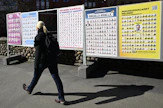 Kuntavaalien vaalimainoksia Karhupuiston laidalla Helsingin Kalliossa huhtikuussa 2025. LEHTIKUVA / Vesa Moilanen. 
