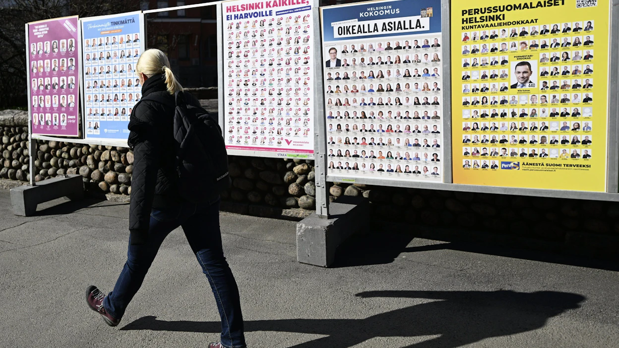 Kuntavaalien vaalimainoksia Karhupuiston laidalla Helsingin Kalliossa huhtikuussa 2025. LEHTIKUVA / Vesa Moilanen.