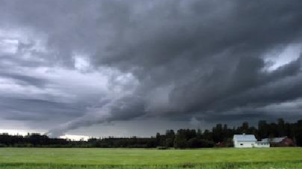a-j pUNKKA Vyörypilvet näyttävät siltä kuin jumalan sormi osoittaisi alas taivaasta.