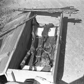 Aseita ja muuta vastarinnan kannalta olennaista tarpeistoa kätkettiin esimerkiksi maakuoppiin ja kallioluoliin. Kuvassa on Enon Rautakorven asekätköstä vuonna 1993 löydettyjä aseita.