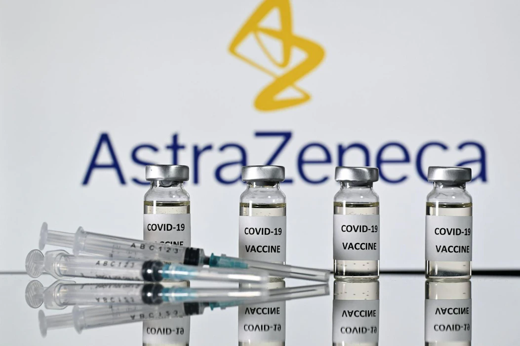 AstraZenecan ja Oxfordin yliopiston kehittämän koronavirusrokotteen tehon kerrotaan olevan noin 70 prosenttia. LEHTIKUVA / AFP