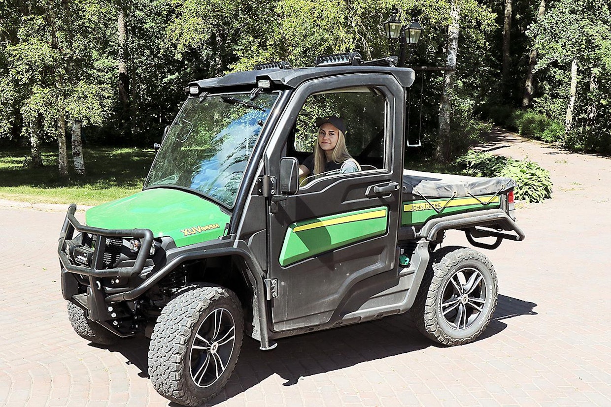 John Deere Gator -lavamönkijöistä tulee saataville uudet T1b-traktoriluokan laitteet.