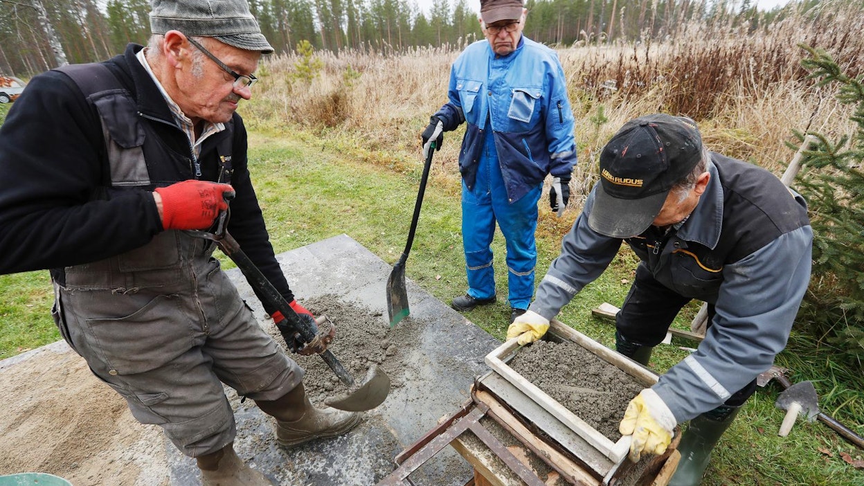 Matti Koistinaho, Matti Hiltunen ja Tauno Runtti vaalivat kansanperinnettä ja valmistavat sementtitiiliä vanhalla tiilikoneella.