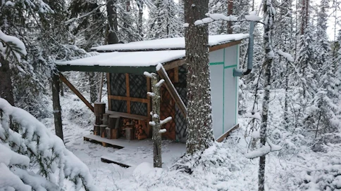 Toisinaan erämaasta löytyy huolellisestikin tehtyjä luvattomia rakennuksia.