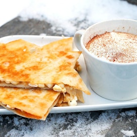 Mukillinen kuumaa kahvi-suklaajuomaa sekä täytetty tortilla lämmittää mukavasti niin nuotiolla kuin kotona.