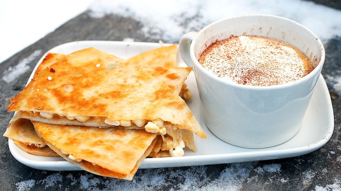 Mukillinen kuumaa kahvi-suklaajuomaa sekä täytetty tortilla lämmittää mukavasti niin nuotiolla kuin kotona.