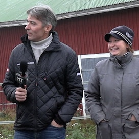 Matti Patronen (vas.) ja Virpi Färlin kertovat hevosistaan haastattelija Juha Jokiselle.