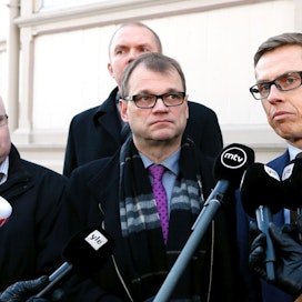 Ministerit Jari Lindström, Juha Sipilä ja Alexander Stubb kommentoivat työmarkkinaosapuolten yhteiskuntasopimusta tuoreeltaan maanantaina.