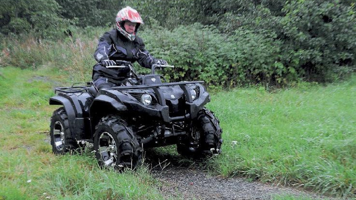 Grizzly 450 on käynyt kasvojen kohotuksessa: keula on uusittu ja mönkijän saa myös mustana.