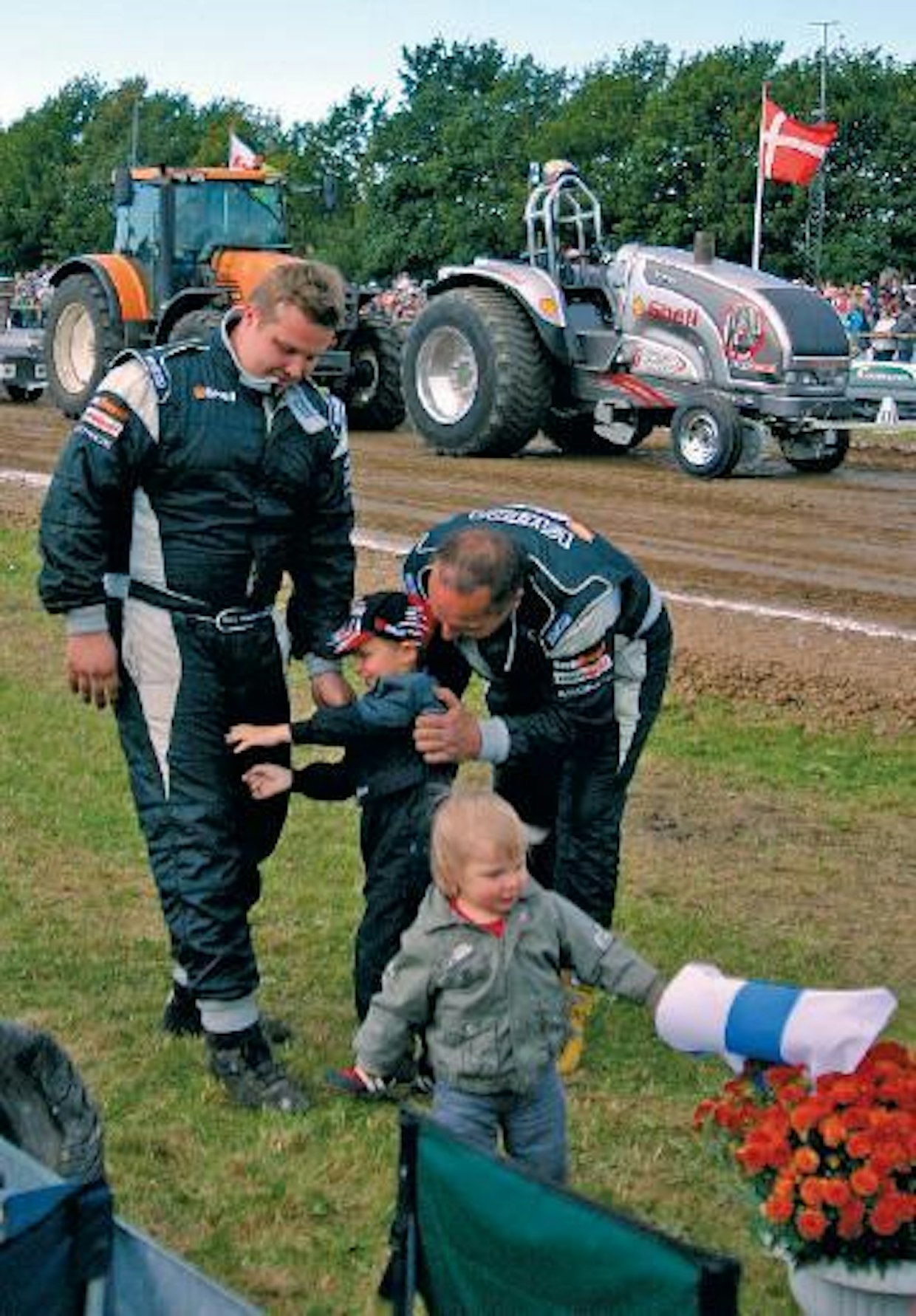 Prostock luokan voittaja Matti Herlevi ja hopeamies Pekka Herlevi. Tractor Pulling on koko perheen urheilua!