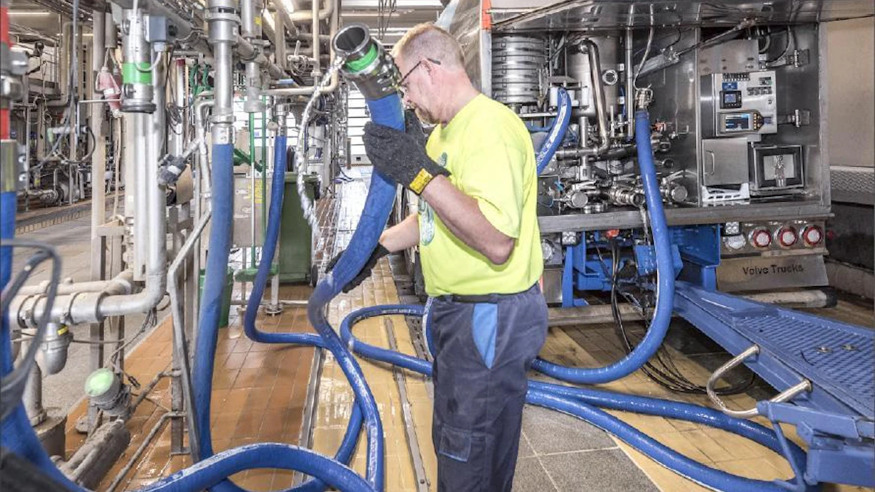 Marko Hemming pesi tiistaina Valion Riihimäen tehtaalla autoa, jolla oli tuonut Forssan, Tammelan, Humppilan ja Jokioisten alueelta keräämänsä maitokuorman. Valio joutuu myymään osan tuottajiltaan keräämästään maidosta omakustannushintaan kilpailijoille. kimmo haimi